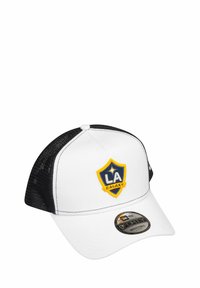 Weißer Baseballcap mit schwarzem Netzrücken, auf der Vorderseite mit einem gelben und blauen LA Galaxy-Logo versehen. Verstellbare Passform mit einer flachen Krempe.