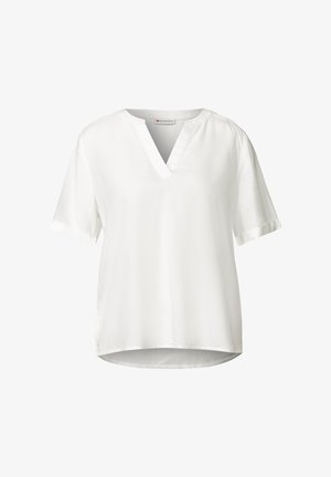 Blouse blanche à manches courtes avec un décolleté en V, fabriquée en tissu lisse, dotée de poignets roulés et d'un ourlet légèrement arrondi.