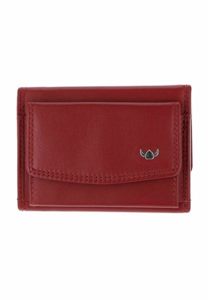 Portefeuille en cuir rouge avec poche avant à rabat et petit logo métallique argenté sur fond blanc uni.