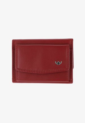 Portefeuille en cuir rouge avec poche avant à rabat et petit logo métallique argenté sur fond blanc uni.
