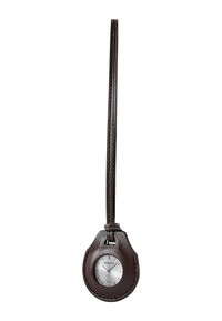 Orologio da tasca in pelle marrone con un quadrante rotondo e sottile in argento. Presenta indicatori ore minimalisti e un cinturino sottile per essere appeso.