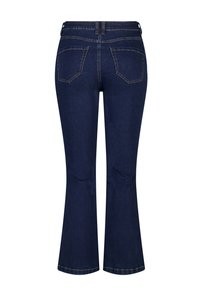 Uitlopende donkerblauwe jeans van denim, met twee achterzakken, contrasterende stiksels en een medium-hoge taille.