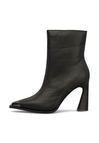 Stivaletto in pelle nera con punta affusolata, cappuccio argentato lucido e tacco a stiletto. Texture liscia, design minimalista e silhouette elegante.