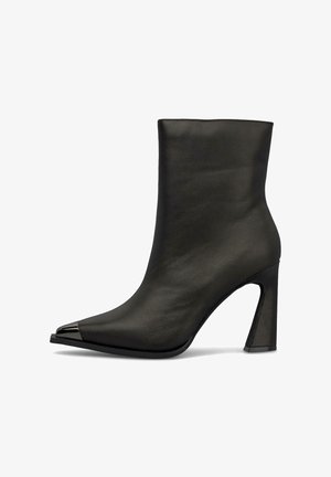 Schwarze Lederknöchelstiefel mit spitzer Zehe, glänzendem silbernem Zehenschutz und einem Stilettoschuhabsatz. Glatte Textur, minimalistisches Design und elegante Silhouette.