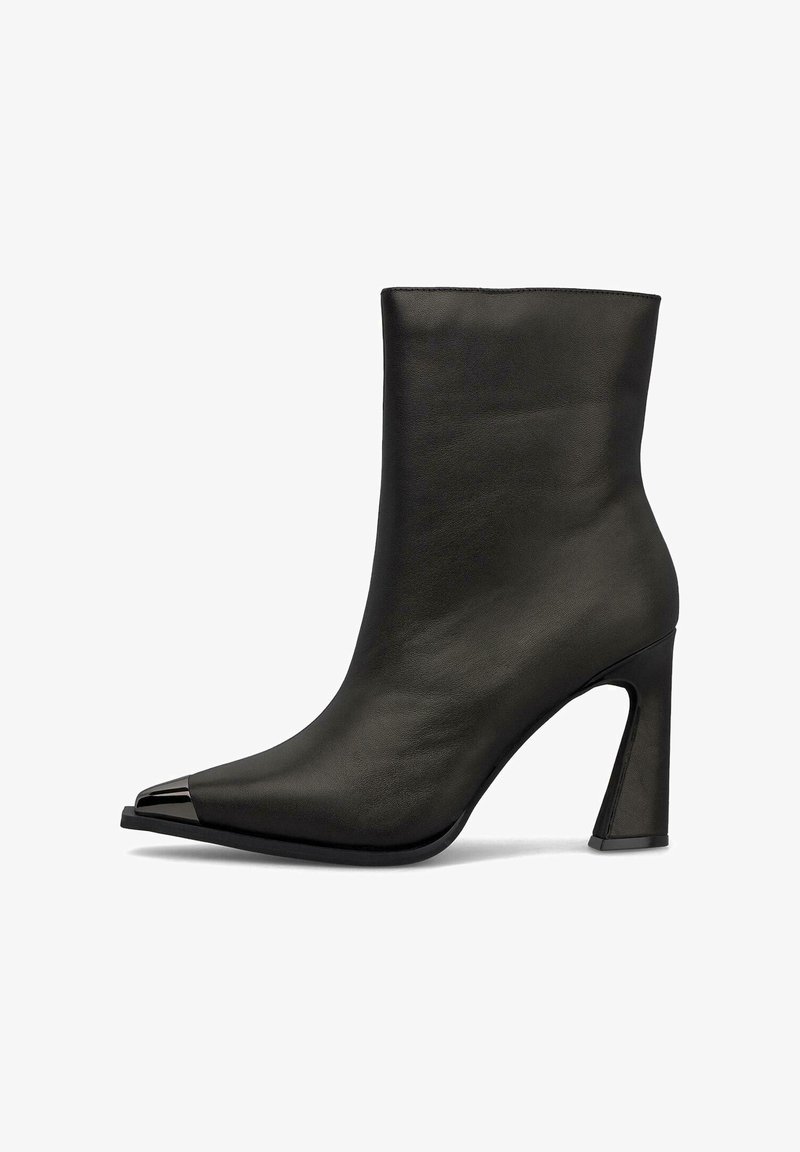 Stivaletto in pelle nera con punta affusolata, cappuccio argentato lucido e tacco a stiletto. Texture liscia, design minimalista e silhouette elegante.