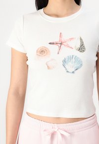 Hollister Co. Floral Graphic Baby Tee - Marškinėliai su spaudiniu - cloud dancer