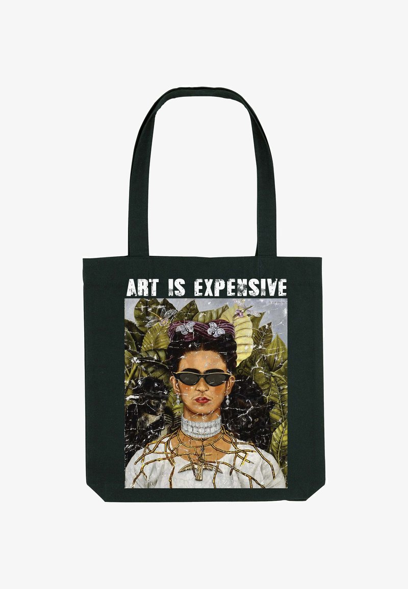 Sac en toile noir avec une illustration d'une femme portant des lunettes de soleil, ornée de papillons, de feuilles, de bijoux et du texte "L'ART EST CHER" au-dessus.