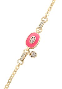 Bracciale in oro con un ciondolo ovale rosa, decorato con piccoli cristalli bianchi e un ciondolo a cuore pendente in cristallo.