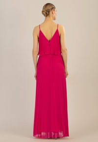 Fuchsia-gefaltetes Maxikleid mit Spaghettiträgern und V-förmigem Rücken, mit einem geschichteten Oberteil und einer glatten Textur.