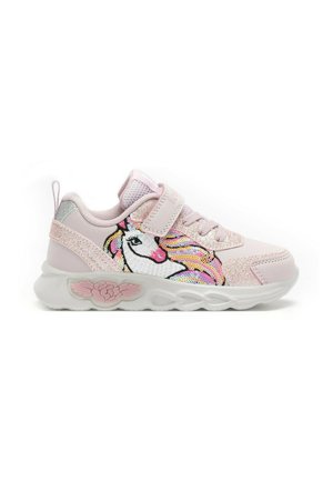 Scarpa da ginnastica per bambini rosa chiaro con glitter, strap a velcro e design colorato di unicorno in paillettes sul lato. Suola bianca con dettaglio a fiore.
