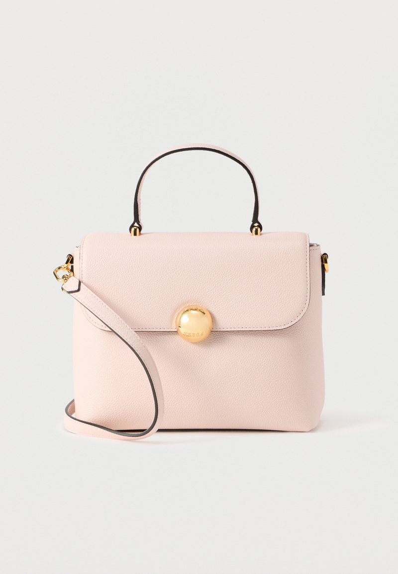 Τσάντα χειρός από ροζ δέρμα με δομημένο σχήμα, διαθέτει πάνω χειρολαβή και μακρύ ρυθμιζόμενο ιμάντα. Χρυσές μεταλλικές λεπτομέρειες στο καπάκι.
