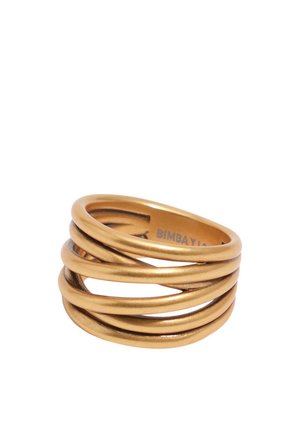 Pierścionek z metalu w kolorze złota o nowoczesnym, wielopasmowym wzorze z czterema nakładającymi się gładkimi paskami.