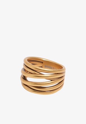 Goldfarbener Metallring mit modernem Mehrfachband-Design, das vier überlappende, glatte Bänder zeigt.