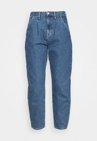 Jeans in denim azzurro chiaro con vita alta, gambe dritte e chiusura con bottoni. Presentano tasche frontali e tasche posteriori a toppa.