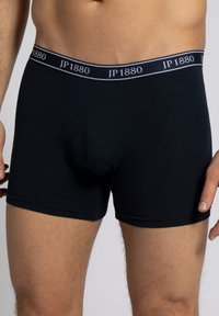 Boxer neri realizzati in tessuto morbido con una vestibilità aderente. Presentano un cinturino elastico a contrasto con il marchio "JP1880".