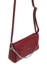 Borsa a tracolla bordeaux realizzata in suede e pelle testurizzata, con patta arrotondata, accentuazione in catena argentata e logo impresso.