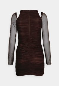 Vestido mini castanho com pregas, mangas longas transparentes, gola alta e fecho nas costas. O tecido é texturizado e ajustado.