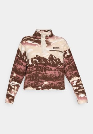 Pull en polaire avec col montant, arborant un motif abstrait marron et crème. Comprend une fermeture à boutons et une poche poitrine. Texture douce.