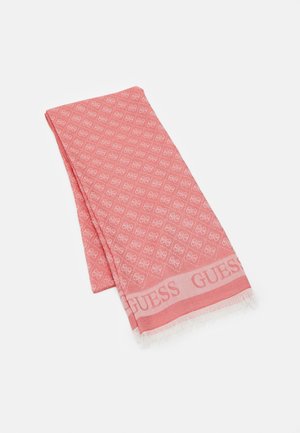 Écharpe en tissu à motifs roses avec le texte "GUESS" le long du bord et de petits motifs géométriques partout, pliée sur un fond blanc.