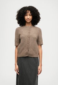 Short-sleeved cardigan in soft brown wool with five buttons down the front, round neckline, and a relaxed fit. Textured finish.