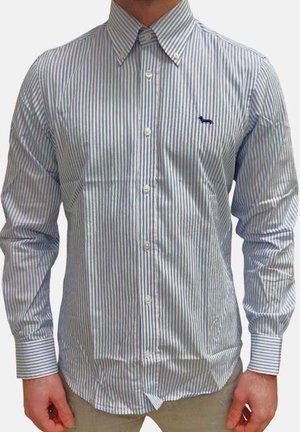 Camicia button-down a righe in blu e bianco. Caratterizzata da colletto classico, maniche lunghe e piccolo logo sul lato sinistro del petto.