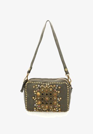 Piccola borsa verde scuro con borchie circolari dorate, rosse, blu e nere disposte in un motivo decorativo sul davanti.