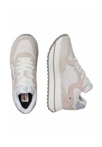 Sneaker bianchi e rosa con una tomaia testurizzata, chiusura con lacci e suola grigia, con accenti sottili e un design a strati.