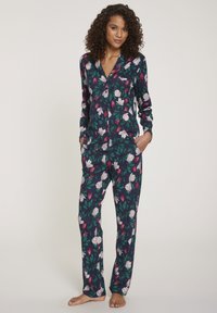 Bloemen pyjama set met een donkerblauwe achtergrond, witte en rode bloemen, lange mouwen, knoopsluiting aan de voorkant, en relaxed-fit broek met zakken.
