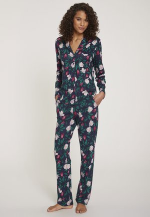 Set di pigiama floreale con sfondo blu scuro e fiori bianchi e rossi, maniche lunghe, chiusura a bottoni e pantaloni con vestibilità rilassata e tasche.