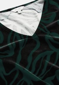 Cellbes of Sweden V-NECK - Cocktailkleid/festliches Kleid - dark green patterned