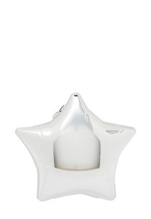 Stervormige handtas van glanzend zilverkleurig materiaal, met een gladde afwerking en een transparant middenstuk met ritsluiting.