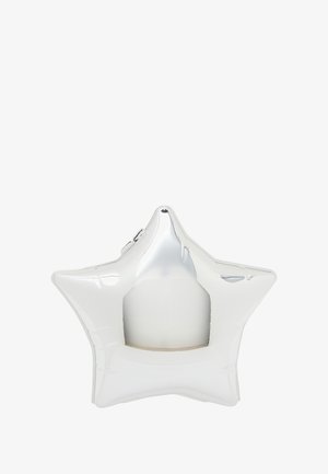 Stjerneformet taske lavet af skinnende sølvmateriale, med en glat overflade og et gennemsigtigt center med lynlås-lukning.