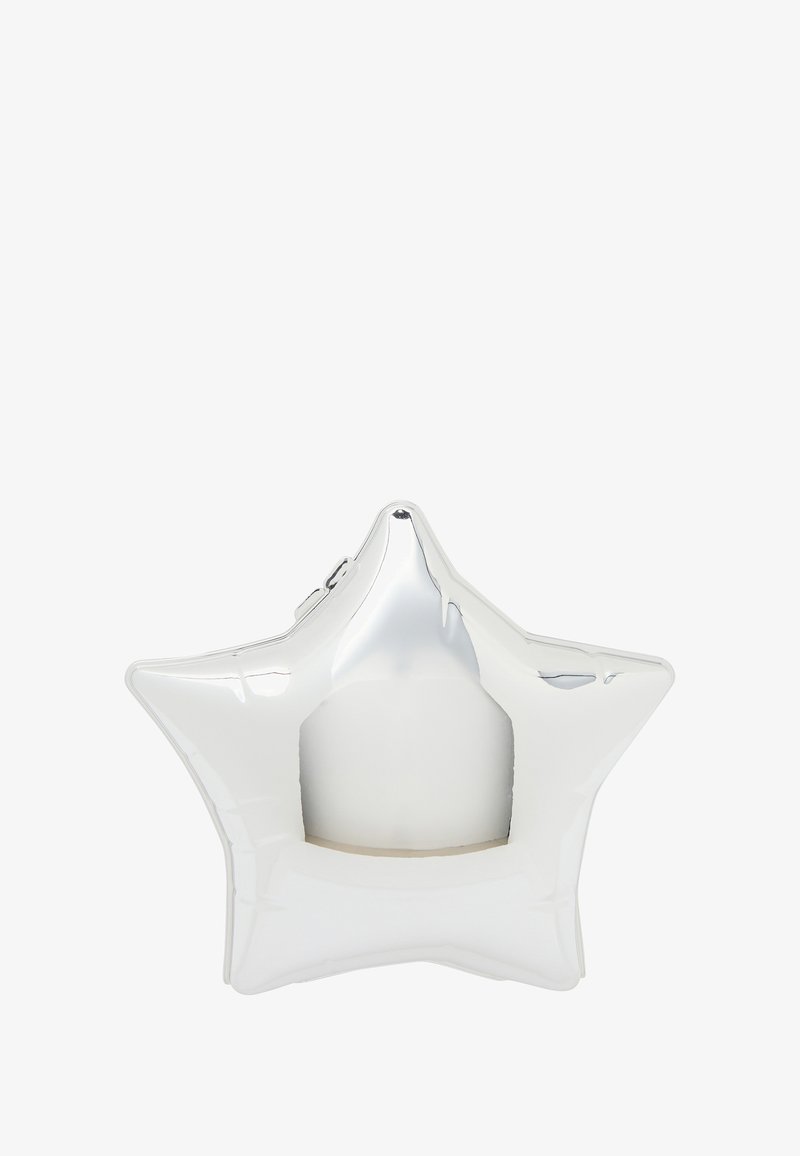 Torebka w kształcie gwiazdy wykonana z błyszczącego srebrnego materiału, z gładką powierzchnią i przezroczystym środkiem, zapinaną na zamek.