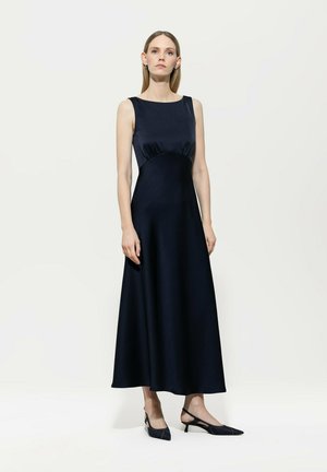 Satin-Kleid in Marineblau mit tailliertem Oberteil und ausgestellt geschnittenem Saum, ausgestattet mit einem scoop-Ausschnitt und dezenten Raffung an der Taille. Spitz zulaufende Absatzschuhe.