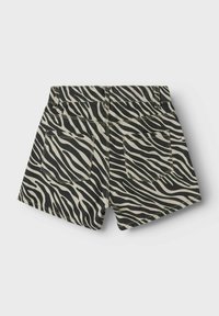 Pantalones cortos de mezclilla rayados en negro y beige con dos bolsillos traseros, una cintura ajustada y detalles de costura visibles.
