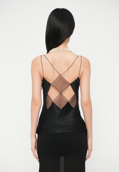 Czarna koszulka na ramiączkach z przezroczystym tyłem z siateczki, ozdobionym krzyżującym się wzorem. Cienkie ramiączka i gładki materiał tworzą dopasowaną sylwetkę.