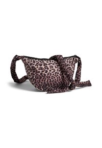 Pleds ar leoparda rakstu, plecu soma ar noapaļotu formu, melnu rāvējslēdzēju un garu, sasaistīšanas stila siksnu rozā un brūnās toņos.