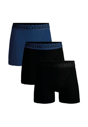 Tri páry boxeriek: jedna tmavomodrá a dve čierne, s elastickými pásmi obsahujúcimi nápis "MUCHACHOMALO" v čiernom alebo modrom texte. Hladká látka.