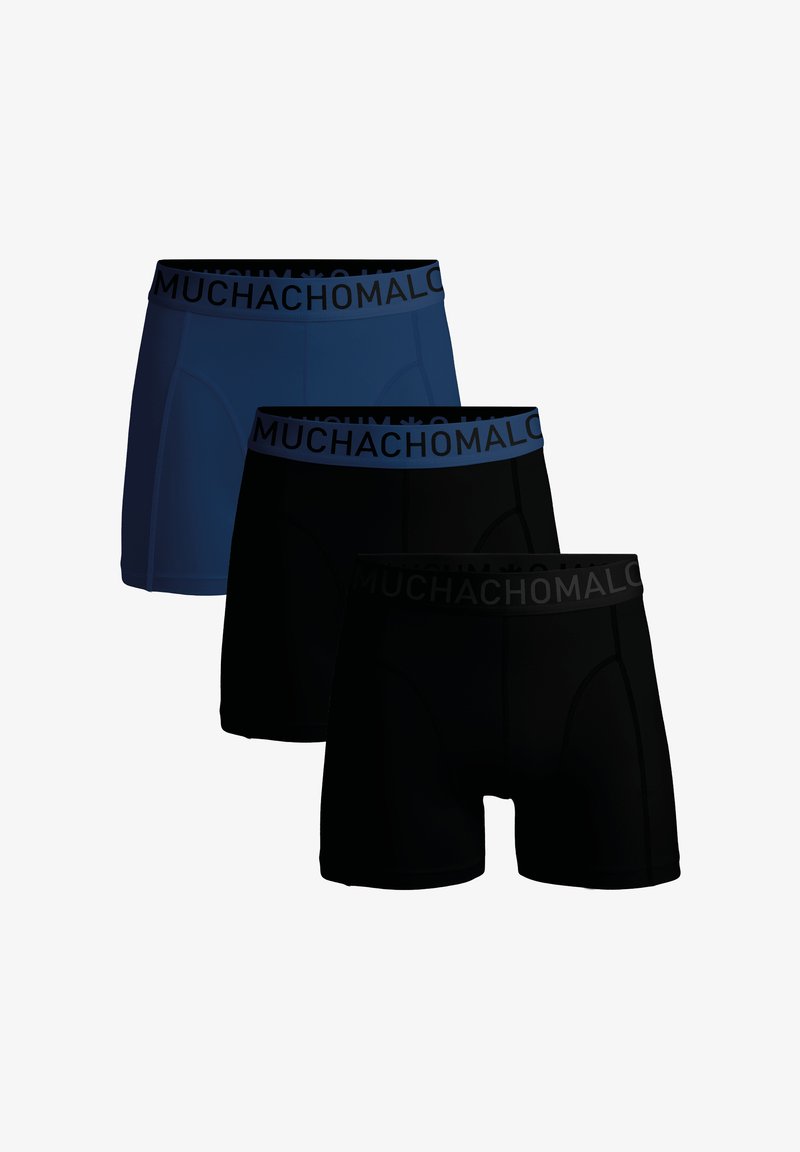 Tre par boxershorts: et navyblåt og to sorte, med elastiske taljebånd med "MUCHACHOMALO" i sort eller blå tekst. Glat stof.
