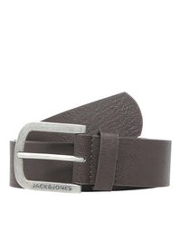 Cinturón de cuero marrón con superficie texturizada y hebilla de metal plateado con el nombre de la marca "JACK&JONES" grabado en ella.