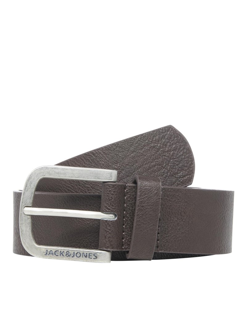 Cinturón de cuero marrón con superficie texturizada y hebilla de metal plateado con el nombre de la marca "JACK&JONES" grabado en ella.