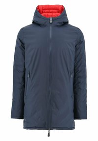 Marineblauwe gewatteerde jas met een rode gewatteerde capuchon, volledige rits aan de voorkant, twee zijzakken en een licht afgeronde zoom. Lichtgewicht stofstructuur.