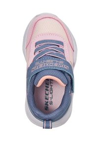 Αθλη τικά παπούτσια Skechers S-Lights σε ροζ και μπλε χρώμα, με ανώτερο μέρος από αεριζόμενο δίχτυ, χοντρή λαστιχένια σόλα και ιμάντα με βέλκρο για ασφαλή εφαρμογή.