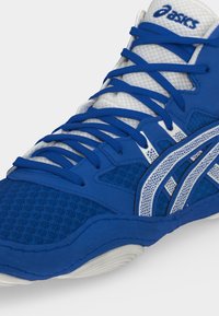Μπλε και λευκό αθλητικό παπούτσι Asics με πλέγμα στην επάνω επιφάνεια, λευκές λωρίδες λογότυπου, μπλε κορδόνια και υφή στη λευκή σόλα.