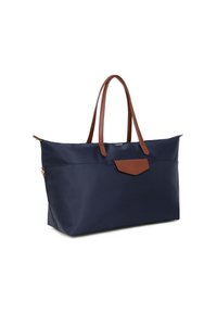 Sac fourre-tout bleu marine en matériau durable avec des poignées en cuir marron et un rabat avant. Il dispose d'une fermeture éclair et d'un design minimaliste.