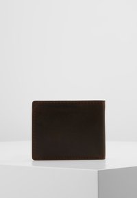Dunkelbraune Leder-Bifold-Brieftasche steht geschlossen auf einem weißen Sockel vor einem schlichten hellgrauen Hintergrund.