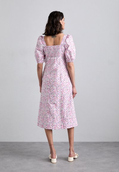 Cvetna midi obleka v roza barvi s pufastimi rokavi in kvadratnim hrbtom. Ima detajle smockanja in zračen silhuet, izdelana iz lahkotnega materiala.