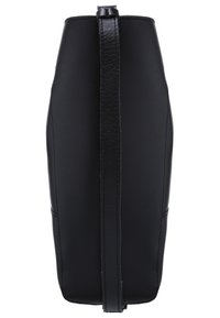 Černá kožená kabelka se strukturálním tvarem, vertikálními švy a hladkou texturou. Obsahuje úzký popruh na nošení.