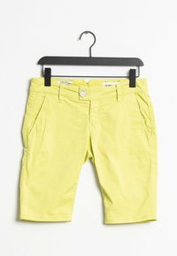 Shorts en coton chino jaunes avec une fermeture à bouton, deux poches avant et une texture lisse. Ceinture ajustable et longueur au-dessus du genou.