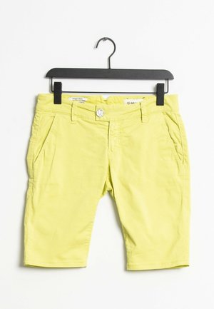 Pantalones cortos de chino de algodón amarillo con cierre de botón, dos bolsillos frontales y una textura suave. Cintura ajustable y longitud por encima de la rodilla.